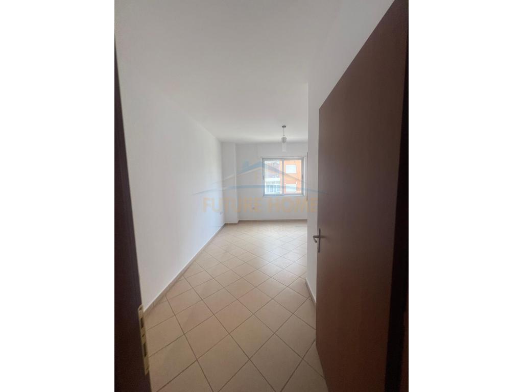 Shitet, Apartament 3+1+2, Rruga e Thesarit, Fresk, Tirane.
