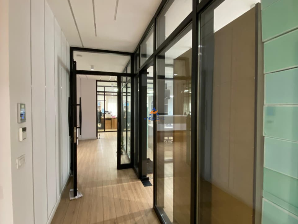 OFFICE SPACE FOR RENT 315M2 "⁠RRUGA E BARRIKADAVE " 5000 EURO (NEGOTIABLE).