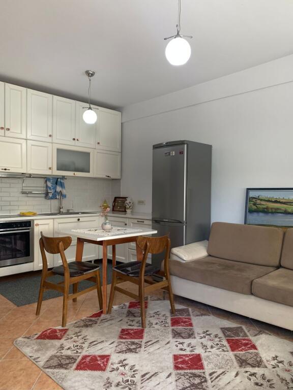 Al Kristal Center, Via Frank Bardhi, si affitta un appartamento 1+1 arredato. 60.000 Leke
