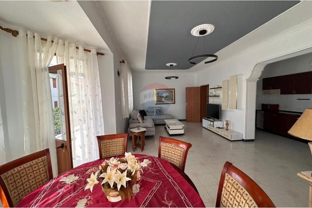 Villa entrance for rent at Qytet Studenti