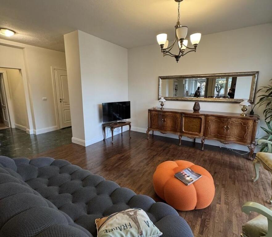 Apartament me qira te Komuna e Parisit! 2+1+2