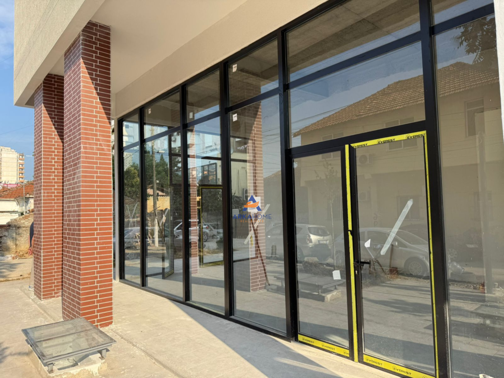 LOCALE COMMERCIALE IN AFFITTO 50M2 "PAZARI I RI" 900 EURO.