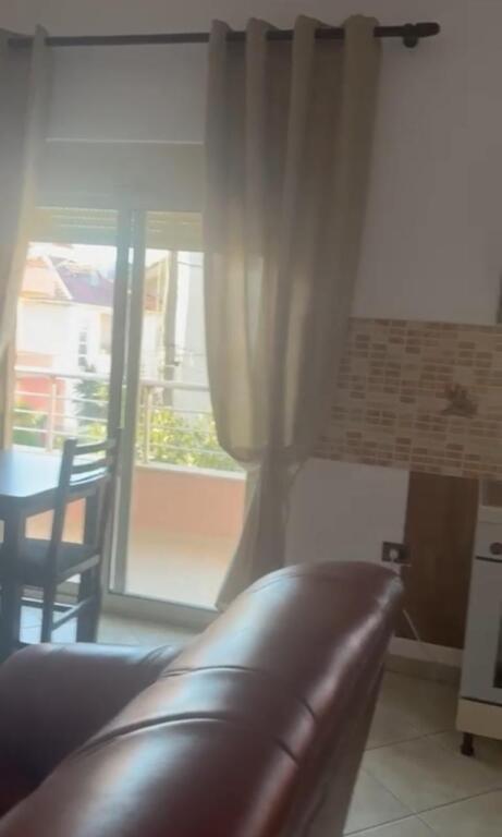 Jepet me qera apartamenti 1+1 , rruga siri kodra prane hotel meridian Cmimi: 400 mije leke