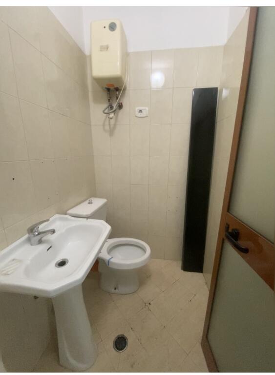 Zyre me qera,me tualet brenda,ish ekspozita,400 euro