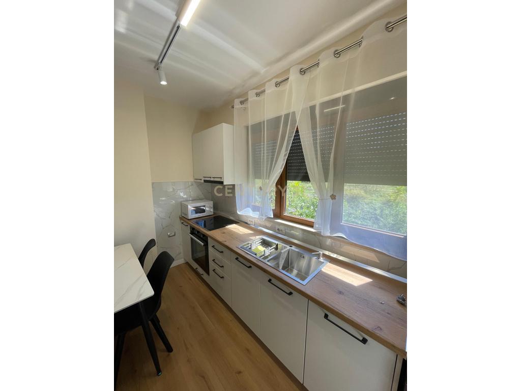 AFFITTIAMO IL PRIMO PIANO DI UNA VILLA + POSTO AUTO, ALI DEM! 500 € /Mese