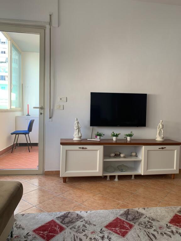 Al Kristal Center, Via Frank Bardhi, si affitta un appartamento 1+1 arredato. 60.000 Leke