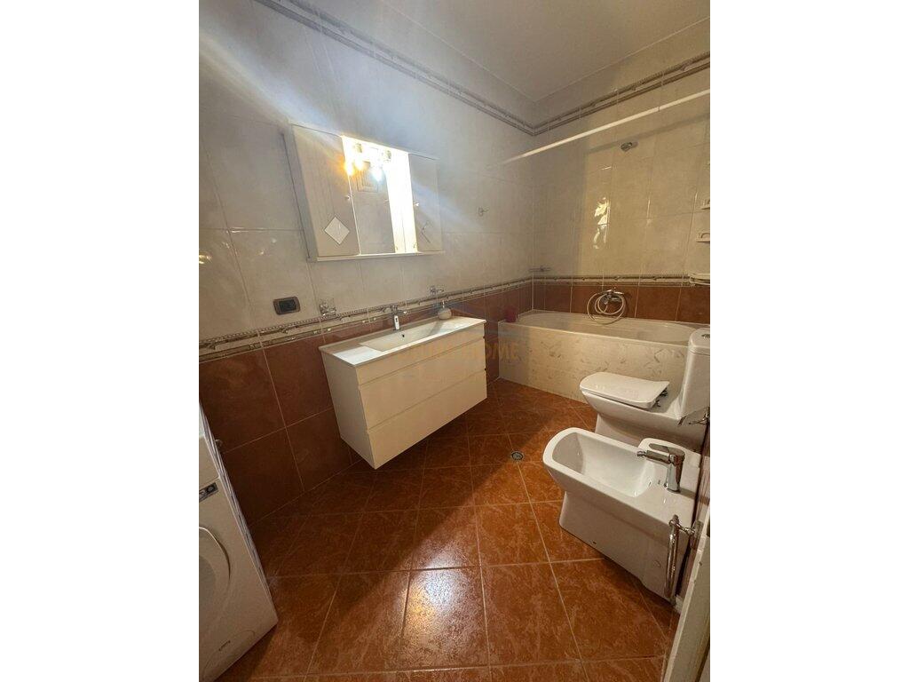 Shitet apartament 2+1+2 Bllok