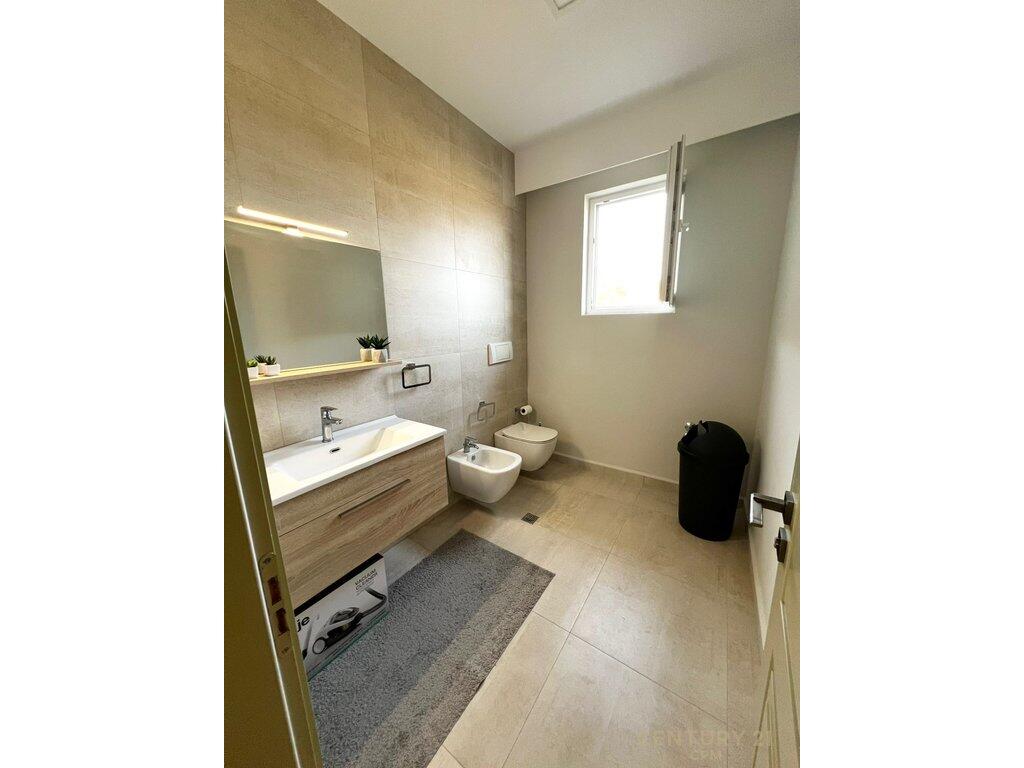 Affittasi villa su 3 piani a Prush 1.600 € /Mese