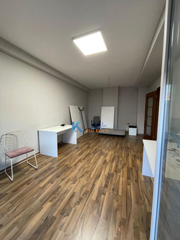 Spazio ufficio+Parcheggio in affitto a 21 Dhjetori, vicino a Abi Bank