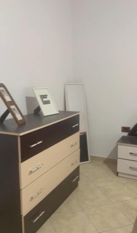Appartamento 1+1 in affitto, via Siri Kodra vicino all'hotel Meridian  Prezzo: 400 mila leke