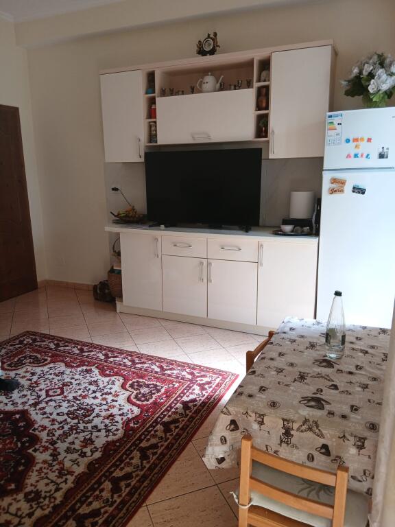 🏠Nella zona di 5 Maj, di fronte alla scuola “Tirana Jone”, si affitta il secondo piano di una villa, 2+1, arredato, 50.000 Leke 