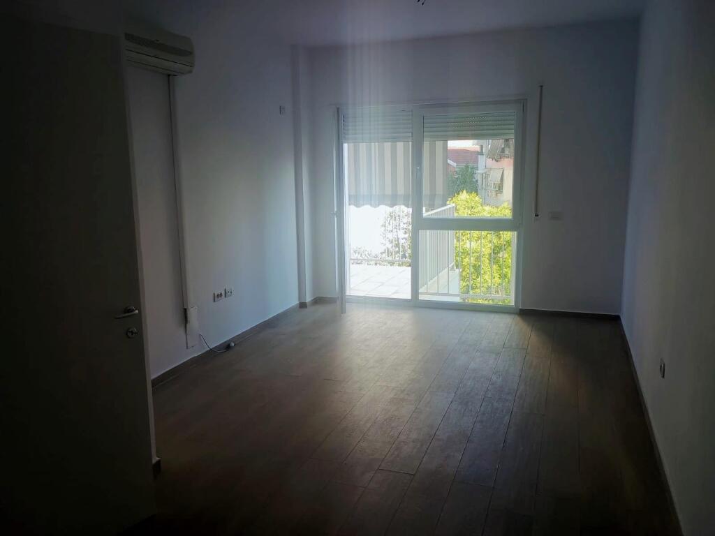 Locale Ufficio in Affitto – Via delle Barricate.