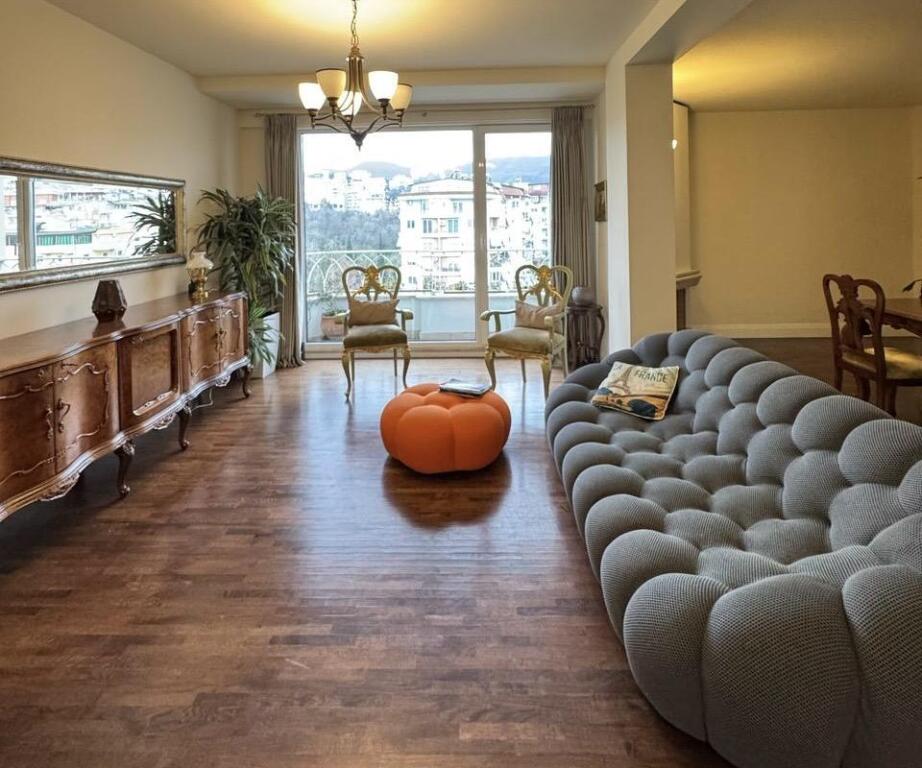 Apartament me qira te Komuna e Parisit! 2+1+2
