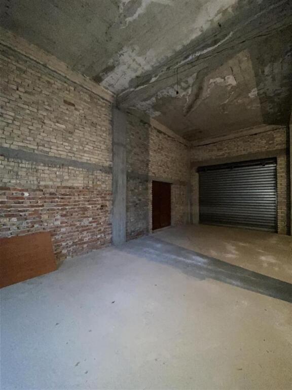 📍 Jepet me qira magazinë/servis – Kombinat, Rruga e Qelqit