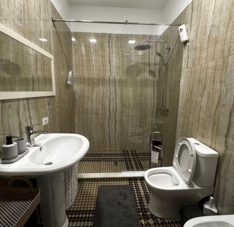 Penthouse per shitje 2+1+2 Prane Liqenit Artificial