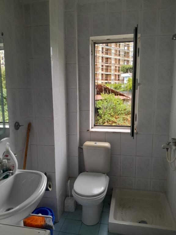 (No agency - 0 commission) Tirana, apartment for sale 2+1+kitchenette+bathroom with window, 4th floor, price: 110,000 Euro (Ali Demi)