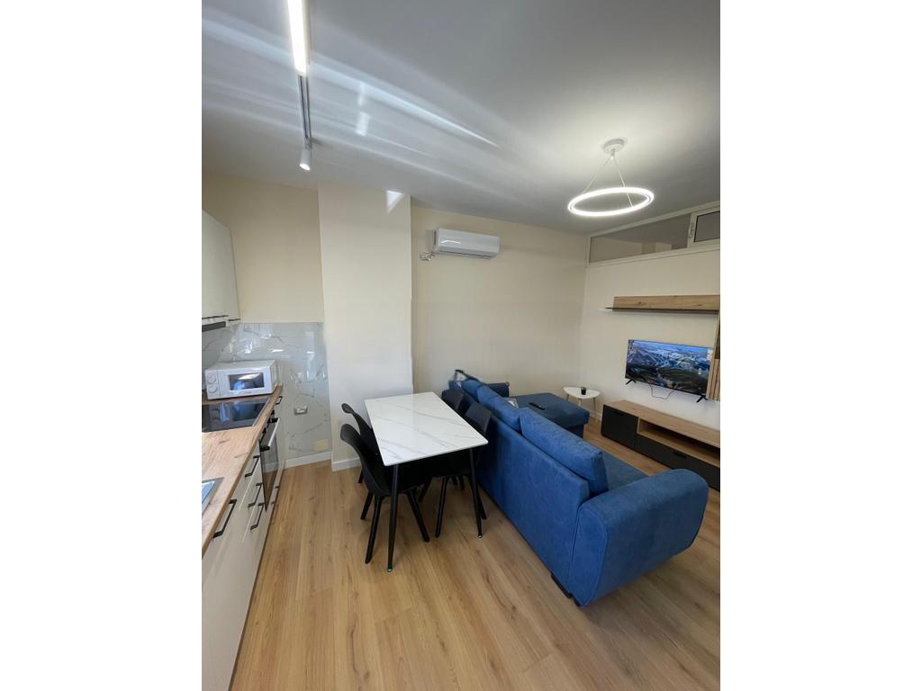 AFFITTIAMO IL PRIMO PIANO DI UNA VILLA  + POSTO AUTO ,ALI DEM ! 500 € /Mese