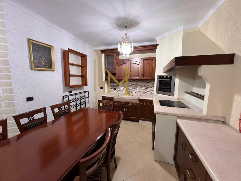 AFFITTASI VILLA SU 3 PIANI A Xhafzotaj !!