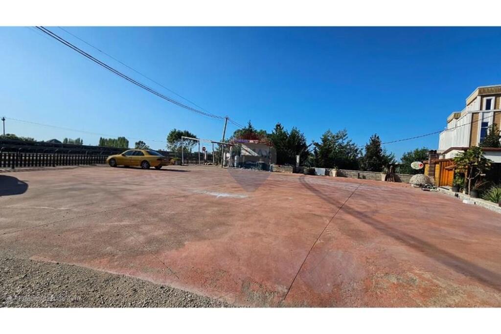 Building plus land for sale on the highway in Lac