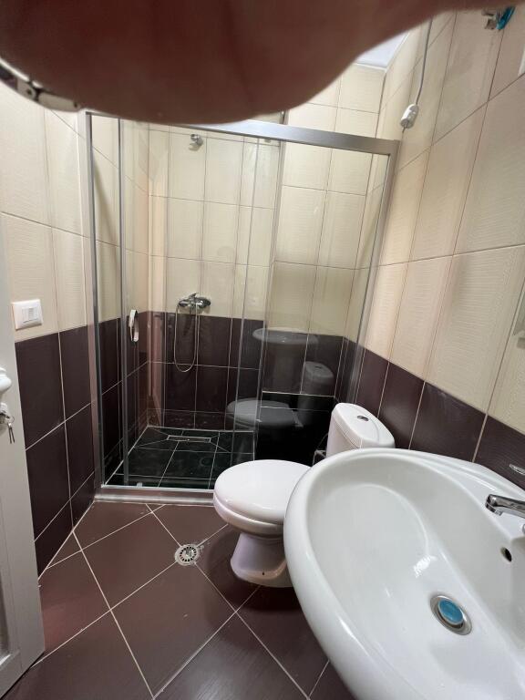 🏢Yzberisht, vicino a Kmy, appartamento 2+1+2, arredato, in affitto. 45.000 Leke