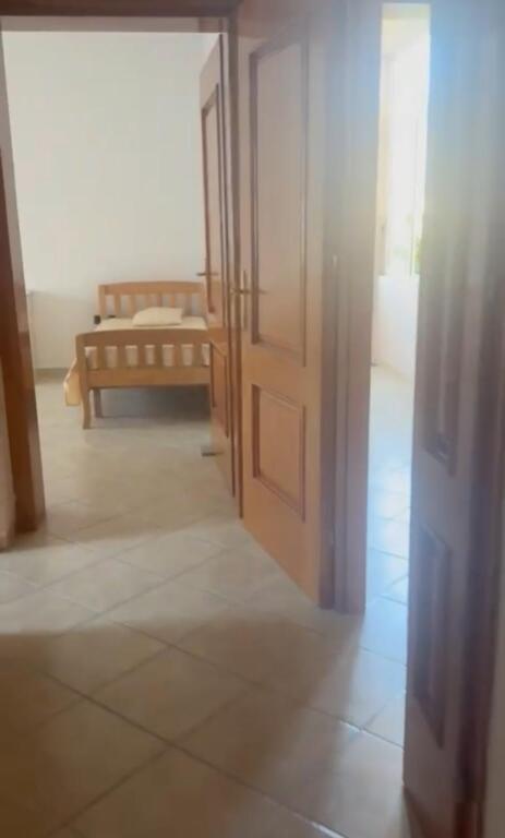 Jepet me qera apartamenti 1+1 , rruga siri kodra prane hotel meridian Cmimi: 400 mije leke