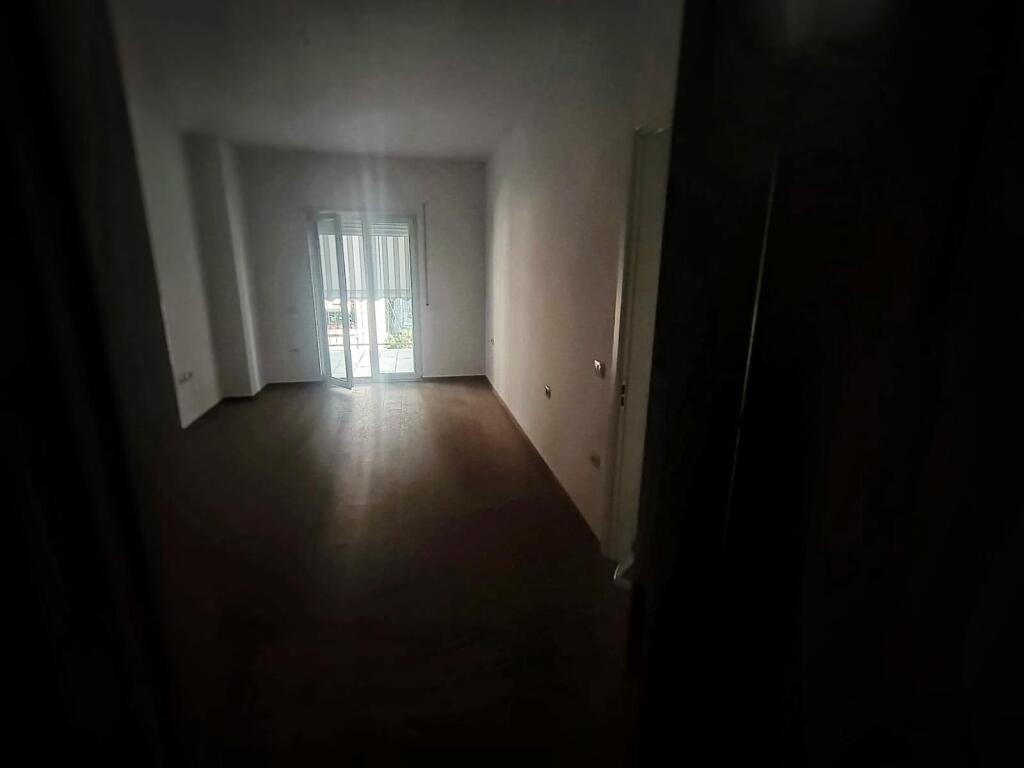 Locale Ufficio in Affitto – Via delle Barricate.