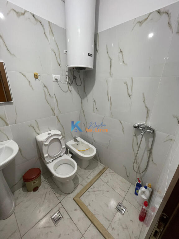 Spazio ufficio+Parcheggio in affitto a 21 Dhjetori, vicino a Abi Bank
