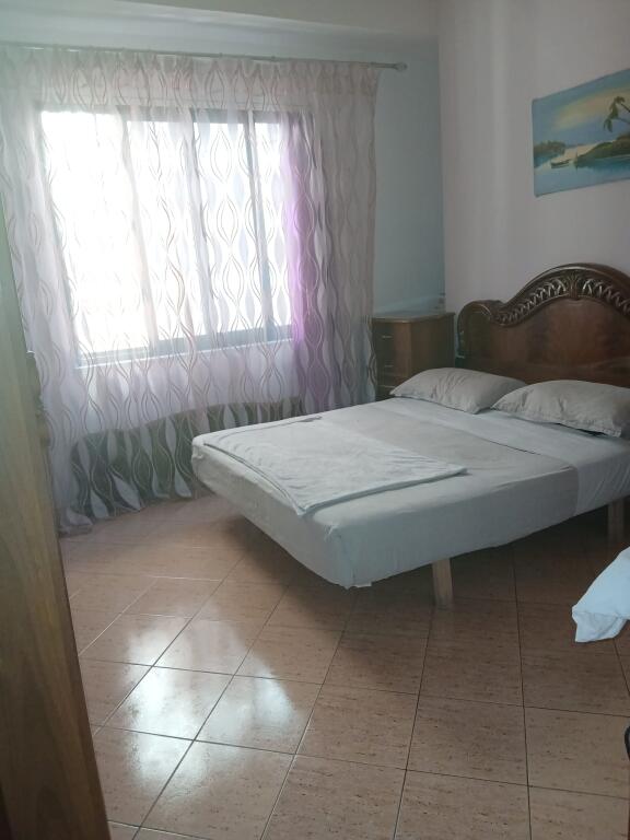 🏠Nella zona di 5 Maj, di fronte alla scuola “Tirana Jone”, si affitta il secondo piano di una villa, 2+1, arredato, 50.000 Leke 