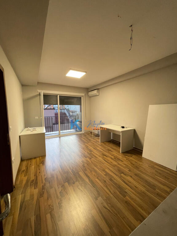 Spazio ufficio+Parcheggio in affitto a 21 Dhjetori, vicino a Abi Bank