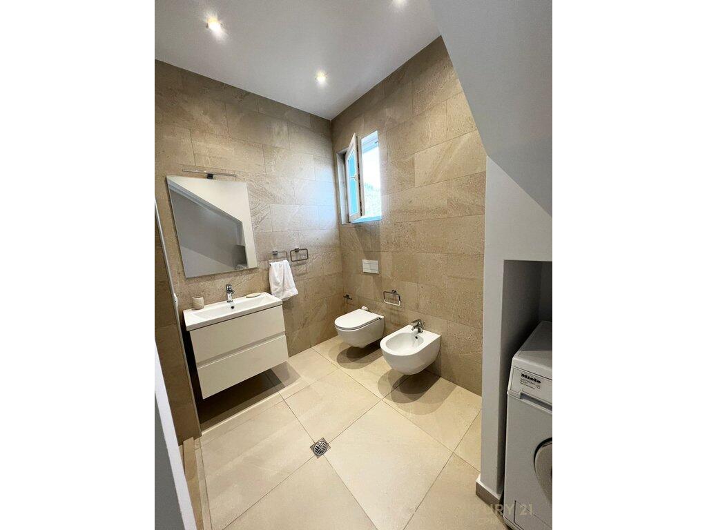 Affittasi villa su 3 piani a Prush 1.600 € /Mese
