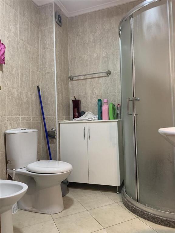 Al Kristal Center, Via Frank Bardhi, si affitta un appartamento 1+1 arredato. 60.000 Leke