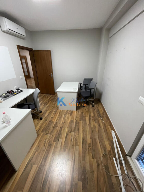 Spazio ufficio+Parcheggio in affitto a 21 Dhjetori, vicino a Abi Bank