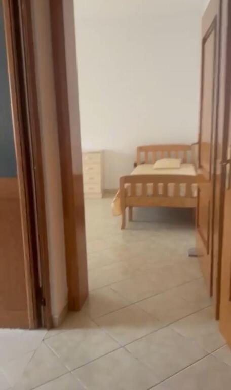 Jepet me qera apartamenti 1+1 , rruga siri kodra prane hotel meridian Cmimi: 400 mije leke