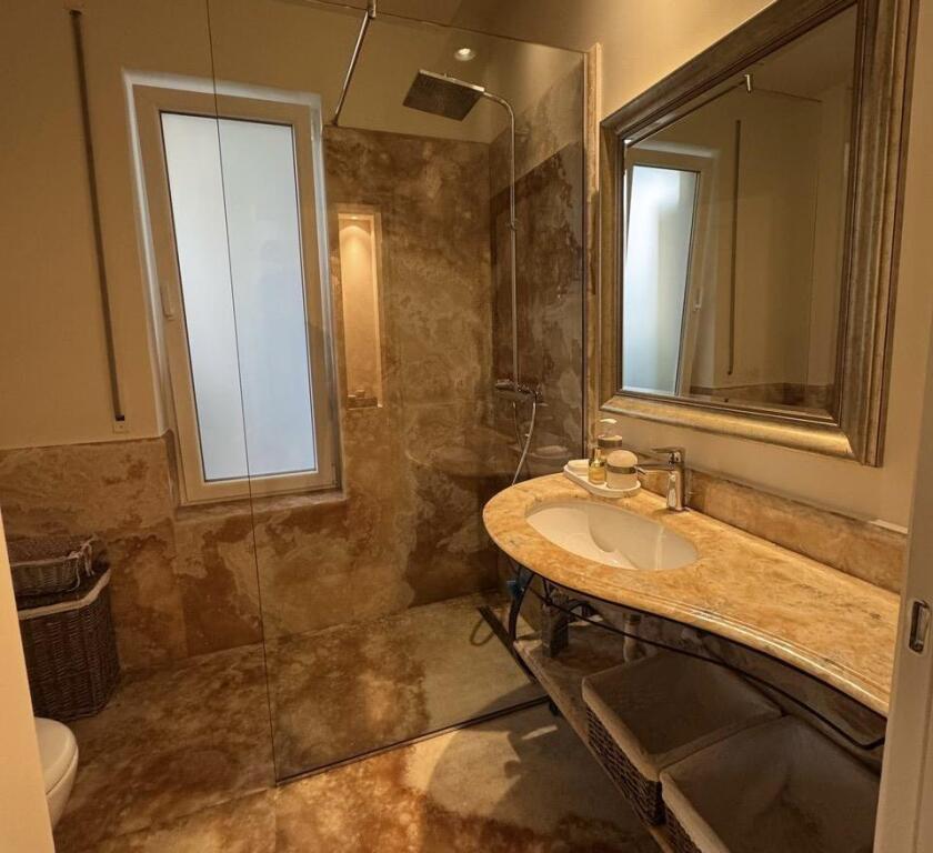 Apartament me qira te Komuna e Parisit! 2+1+2