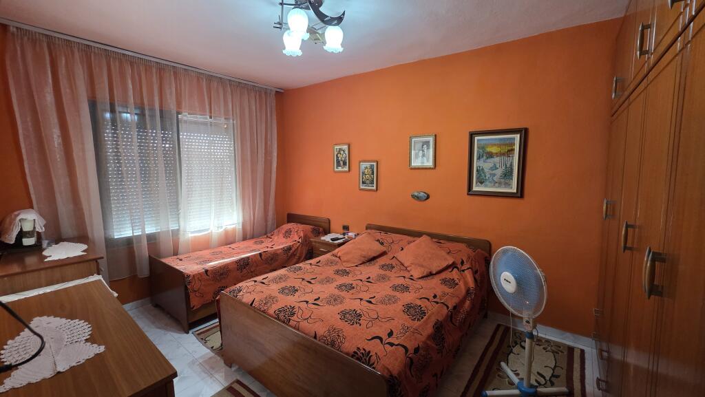 Shitet apartament 1+1 tek Selvia prane shkolles Partizani.