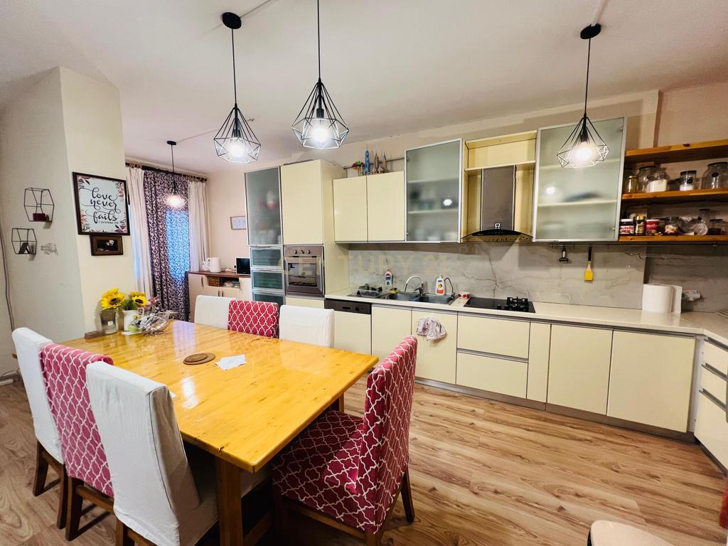 Apartment 3+1+2 for sale in Komuna e Parisit