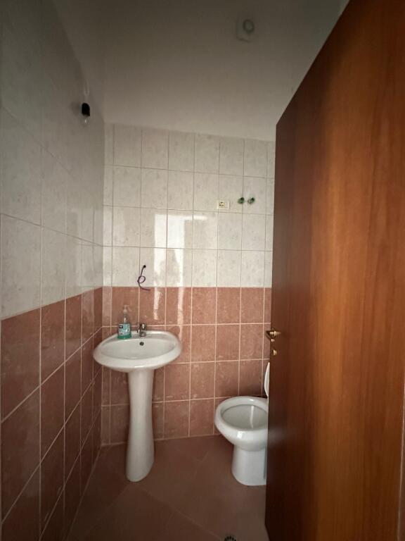 🏢 Ambient Komercial me Qira – Fresk, Tiranë 💶 Çmimi: 550 €/muaj