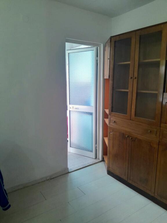 (No agency - 0 commission) Tirana, apartment for sale 2+1+kitchenette+bathroom with window, 4th floor, price: 110,000 Euro (Ali Demi)