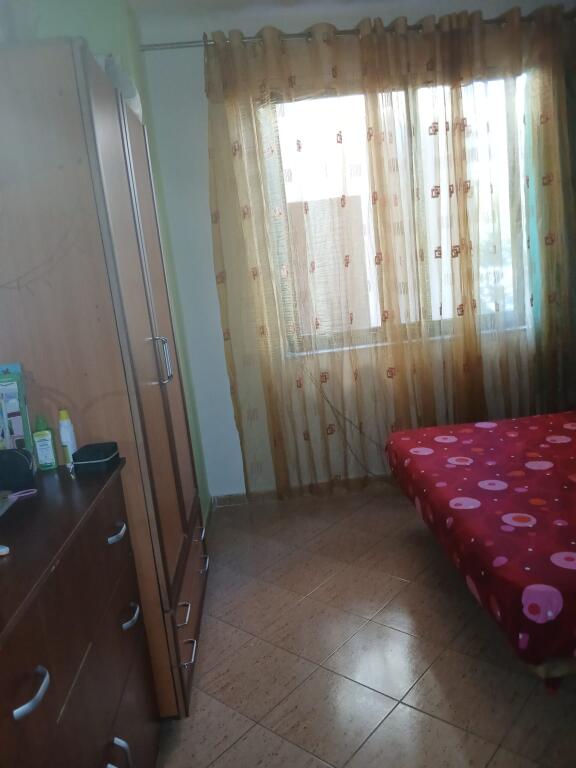 🏠Nella zona di 5 Maj, di fronte alla scuola “Tirana Jone”, si affitta il secondo piano di una villa, 2+1, arredato, 50.000 Leke 
