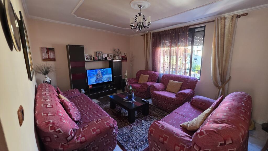 Shitet apartament 1+1 tek Selvia prane shkolles Partizani.