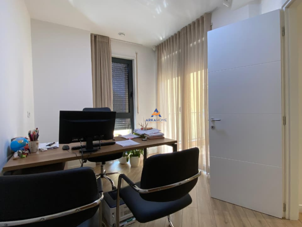 OFFICE SPACE FOR RENT 315M2 "⁠RRUGA E BARRIKADAVE " 5000 EURO (NEGOTIABLE).