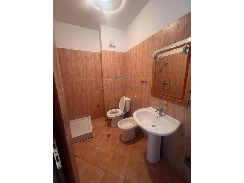 Shitet, Apartament 3+1+2, Rruga e Thesarit, Fresk, Tirane.