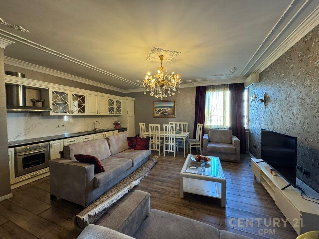Apartament 2+1+2 per shitje ne zonen e Bllokut