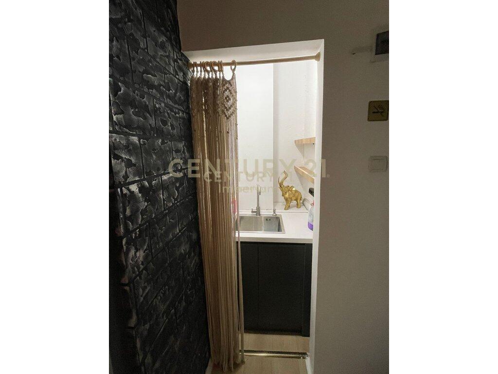 Locale commerciale in Affitto in Via Kavaja, Di fronte a Square 21! 500 € /Mese