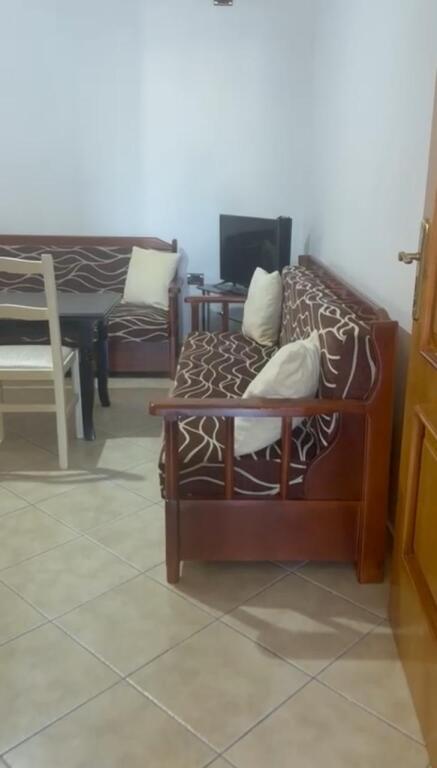 Appartamento 1+1 in affitto, via Siri Kodra vicino all'hotel Meridian  Prezzo: 400 mila leke