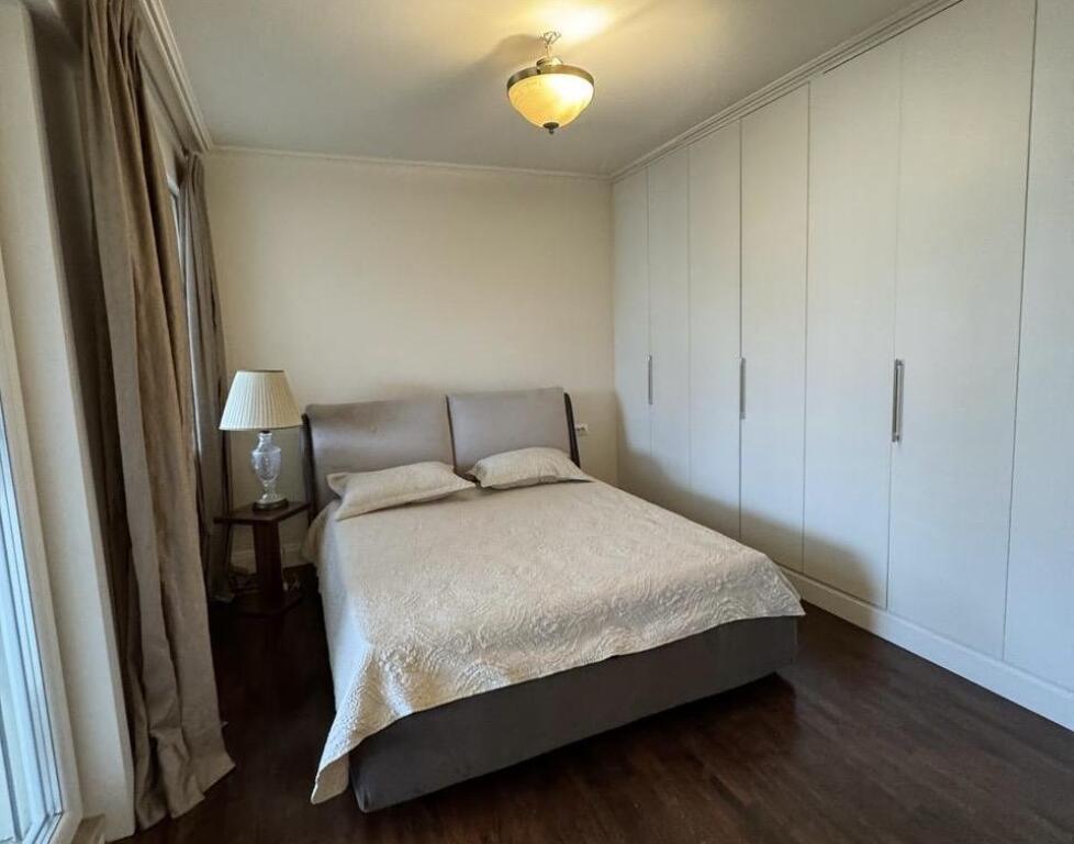 Apartament me qira te Komuna e Parisit! 2+1+2