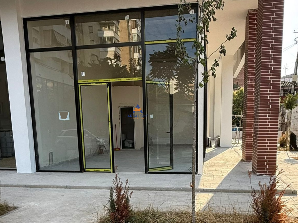 LOCALE COMMERCIALE IN AFFITTO 50M2 "PAZARI I RI" 900 EURO.