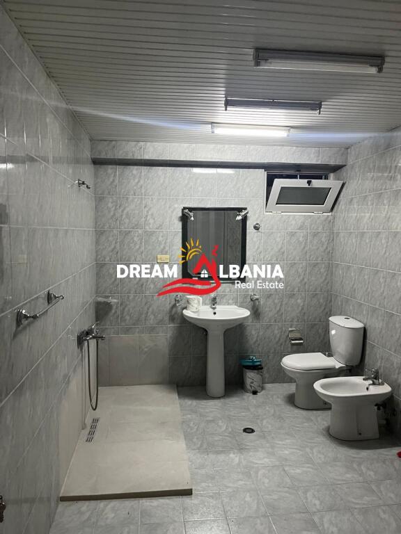 Appartamento 2+1 in affitto vicino alla Scuola “Deshmoret e Lirise” a Bllok, Tirana (ID 42215397)