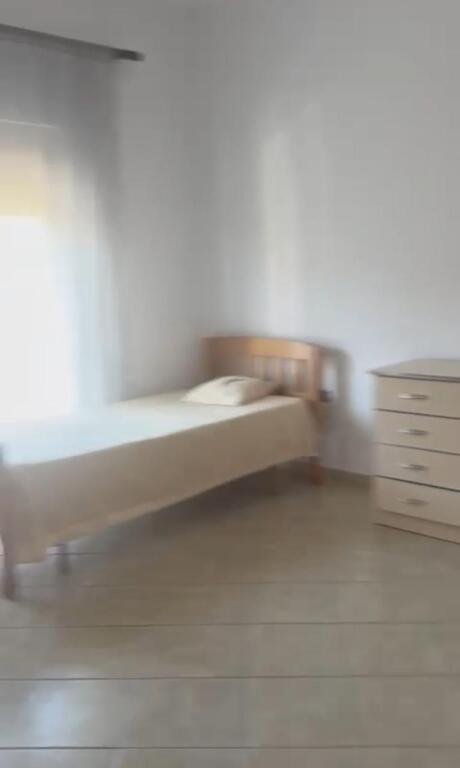 Jepet me qera apartamenti 1+1 , rruga siri kodra prane hotel meridian Cmimi: 400 mije leke