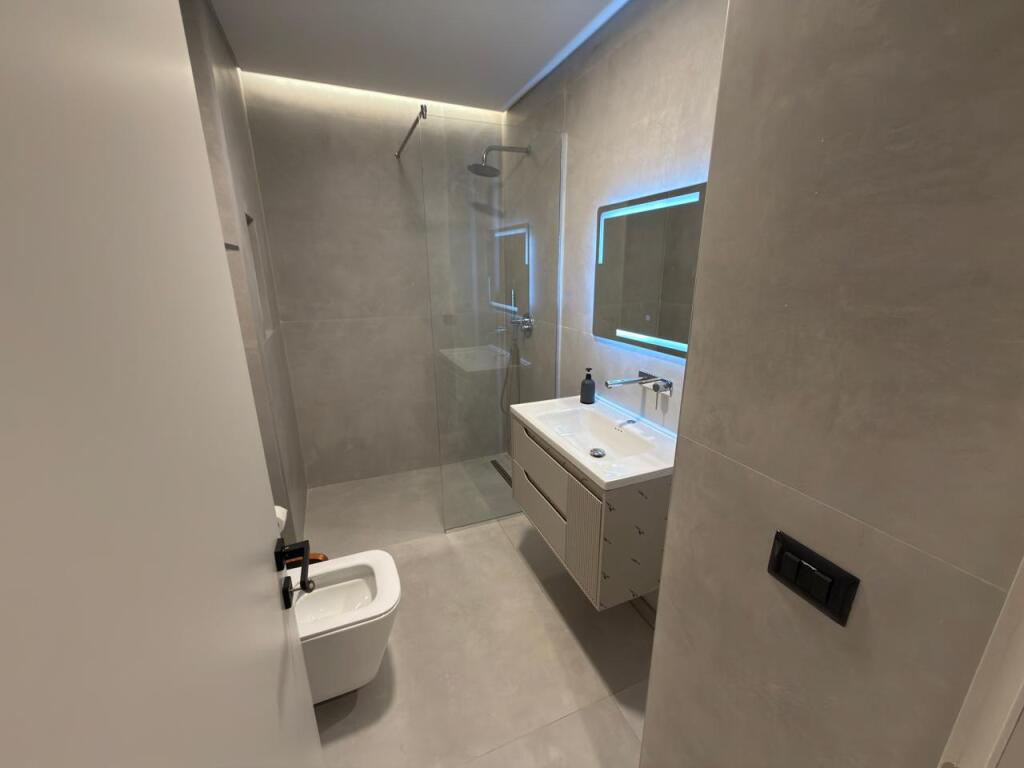 🏙️ Vendesi in vendita 3 appartamenti simili 📍 Pazari i Ri, dietro “Neptun”💶 Prezzo: 365.000 €